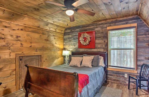 Gordonville Cabin | Rustic Gordonville Cabin w/ Shared Fire Pit!