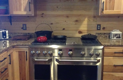 Doniphan House | Rustic Lodge for 14 near Current River on private 35 acres