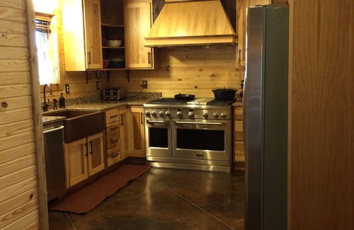 Doniphan House | Rustic Lodge for 14 near Current River on private 35 acres