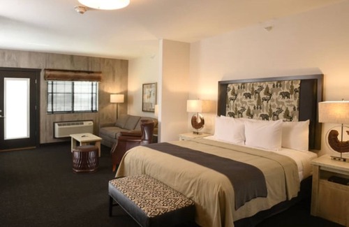 Broken Arrow Hotel | Rustic Lodge-style Stay w/Indoor/Outdoor Poo! Free Parking | 2 Units