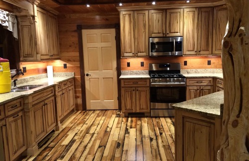 Nortonville Cabin | Rustic log cabin back in the boondocks !