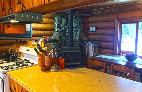 Pemberton House | Rustic Log Home - Great for Outdoor Groups