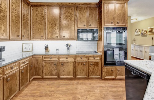 Brookshire House | Rustic Manor, Starry Night, Buller Studio Flat