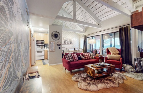 Majestic Pines Condo | Rustic Mountain Cabin, Outdoor Pool & Hot Tub On-site. Golf Course Nearby!