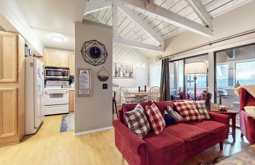 Majestic Pines Condo | Rustic Mountain Cabin, Outdoor Pool & Hot Tub On-site. Golf Course Nearby!