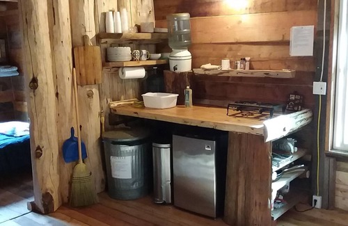 Nevada City Cottage | Rustic mountain retreat - escape to a hand-built cabin in the woods