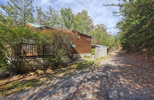 Newport Cabin | Rustic Mountain Retreat – Breathtaking Views, Private Hot Tub & Grill.
