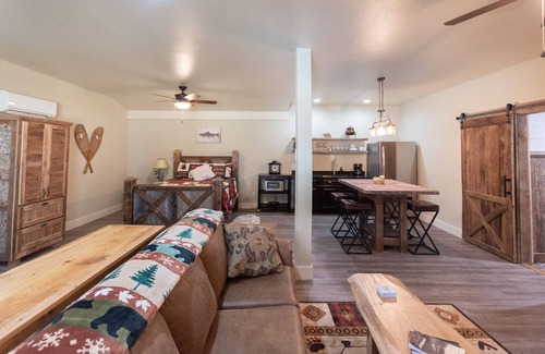 Franklin Cabin | Rustic, One Bedroom Cabin, Starlink Wi-Fi, Hot Tub, Firepit