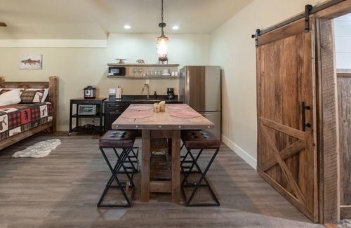Franklin Cabin | Rustic, One Bedroom Cabin, Starlink Wi-Fi, Hot Tub, Firepit
