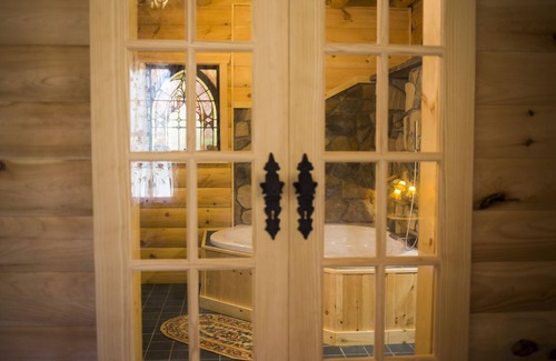 Lockwood Bed & Breakfast | Rustic Polish Jacuzzi Room in log home 11 miles from Ithaca