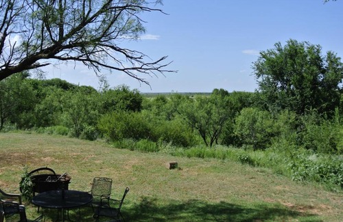 Vernon House | Rustic Red River Retreat