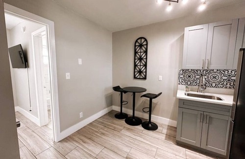Poinciana Park Apartment | Rustic Retreats: Beachy 1BR in the heart of Fort Lauderdale
