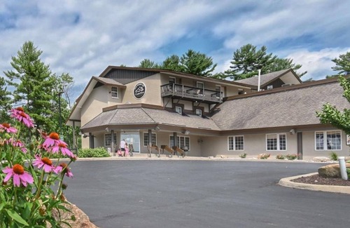 Iron Mountain Hotel | Rustic Room | Indoor Swimming Pool and Mountain Views | Pets are Welcome