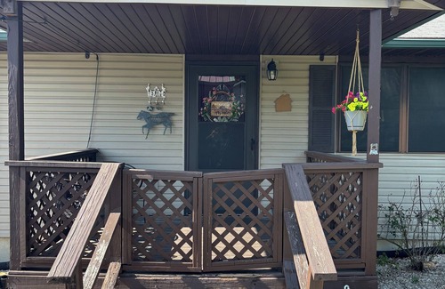 Urbana House | Rustic Roost Retreat, petfriendly, small town, lake river conservation area near