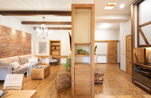 City Centre Apartment | Rustic Splendour - IR sauna, aircon, 3 bedrooms, 2 bathrooms, Wi-Fi