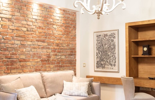 City Centre Apartment | Rustic Splendour - IR sauna, aircon, 3 bedrooms, 2 bathrooms, Wi-Fi