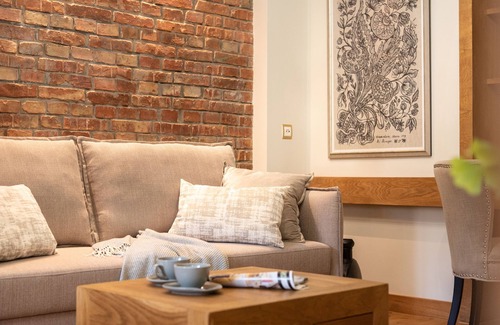 City Centre Apartment | Rustic Splendour - IR sauna, aircon, 3 bedrooms, 2 bathrooms, Wi-Fi