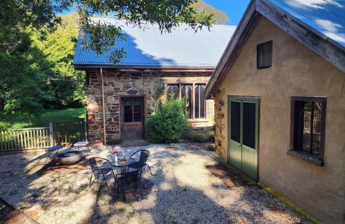 Dry Diggings House | Rustic stunning spacious barn only 2 minutes from Daylesford