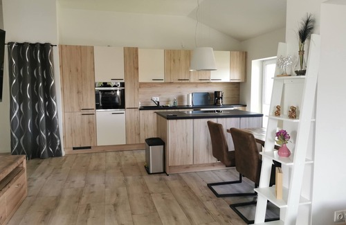 Senzig Apartment | Rustikale Dachgeschosswohnung in See und Waldnähe