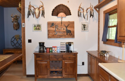 Thompson Cabin | Rut & Strut Ranch - 35 minutes from Mark Twain Lake! Quiet Cabin in the woods