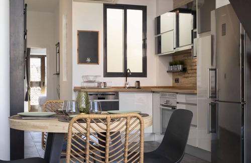 En Corts Apartment | Ruzafa Essential. WiFi + Air Conditioning + 4 Pax