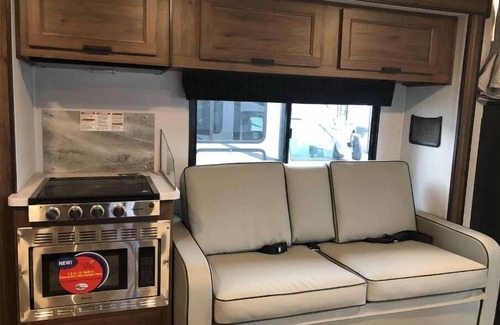 El Cajon House | RV Glamping Private Bedroom, Bath, Kitchen, WiFi, AC, Free Parking & EV Charging