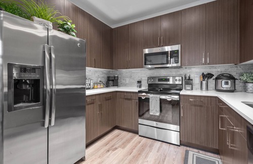New Brunswick Apartment | RWJ StPeter Rutgers-PARKING-NYCTrain WalkSc97-316