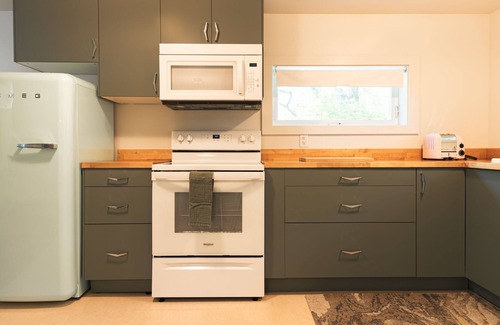 Rye Apartment | Rye Motor Inn - Deluxe King Studio Apartment - ADULTS ONLY