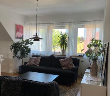Limhamn Apartment | Rymlig och modern lägenhet i villa. Perfekt för familjer. Med parkering.