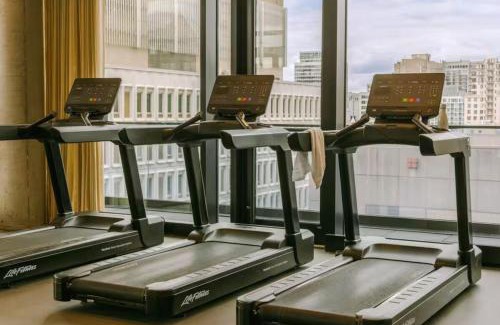 Downtown Montreal Apartment | Séjour d'été avec piscine, barbecue, salle de sport et terrasse