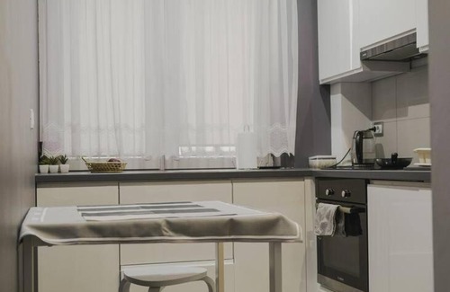 Kokoszki Apartment | Słoneczny pokój z balkonem.