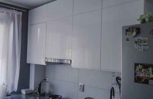 Kokoszki Apartment | Słoneczny pokój z balkonem.
