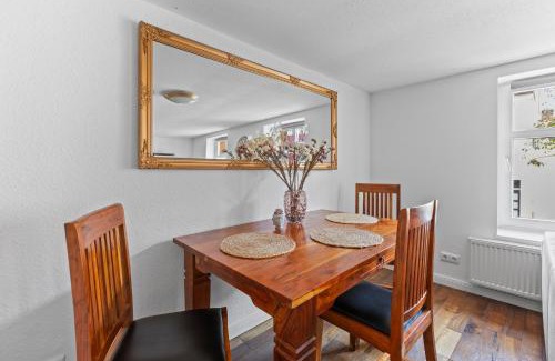 Trebbin Apartment | Sabina Monteurwohnung I 75 Zoll TV I KÜCHE I BAD I BACKOFEN I