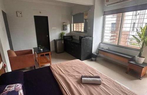 Mundhwa Apartment | Sabr Private Comfort Studio with AC WiFi Kitchenette Balcony