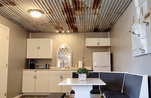 Jacksboro Cabin | Safari-ish Cabin Getaway in Jacksboro