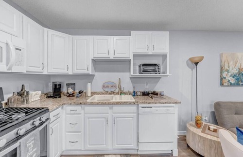 Cheektowaga Apartment | Safe Large Parking Quiet Laundry AC BBQ Patio