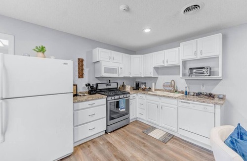 Cheektowaga Apartment | Safe Large Parking Quiet Laundry AC BBQ Patio
