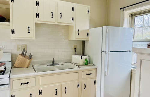 Highland Park Apartment | Safe & Secure Parkview-Sleep Sanctuary+Kitchen