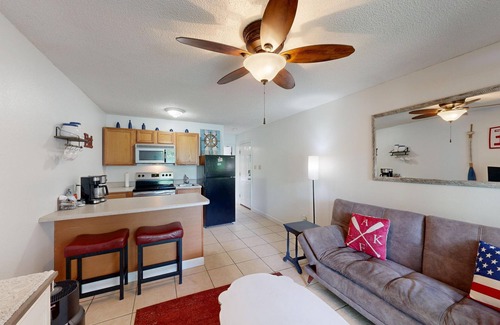 Mid America Condo | Safe secure pet friendly Lake Condo!