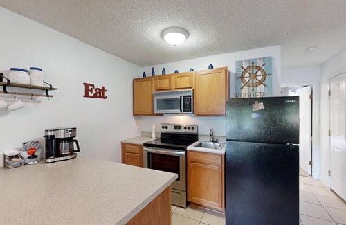 Mid America Condo | Safe secure pet friendly Lake Condo!