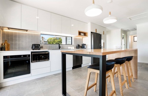 Bridport House | Safe Sheltered Beaches Close by