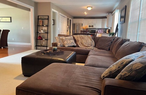 Quad Cities House | Safe & Spacious 3BR/3BA family and pet friendly home near TBK sports complex