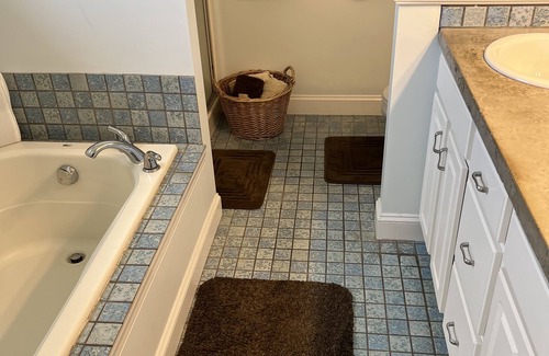 Quad Cities House | Safe & Spacious 3BR/3BA family and pet friendly home near TBK sports complex