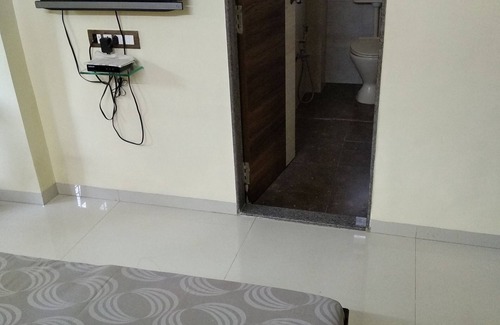 Vile Parle East Bed & Breakfast | Safe, Superior Homestay/BNB for Expat Females/Couple Near T II Mumbai Airport.