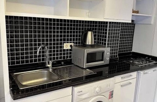 Gumussuyu Mahallesi Condo | Safely, Cozy Ground Floor Apartment by Taksim
