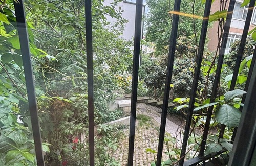 Gumussuyu Mahallesi Condo | Safely, Cozy Ground Floor Apartment by Taksim
