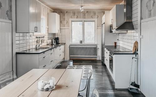 Fredriksberg House | Säfsen House Spacious updated home Close to the slopes!