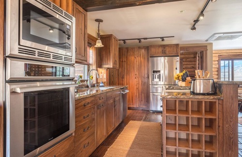 Emigrant House | Sage Ranch-A short drive from Yellowstone Park with river access on 80 acres!
