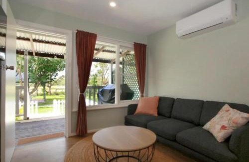 Anna Bay House | Sahara Trails Cabin 3 WiFi Air Conditioning Horse Riding and much more