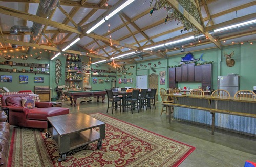 Saint Matthews Apartment | Saint Matthews ‘Outlaw Gameroom’ w/Fire Pit!